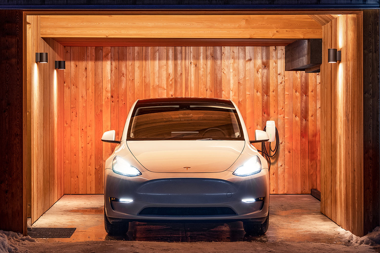 ガレージに停められたテスラ・モデルY