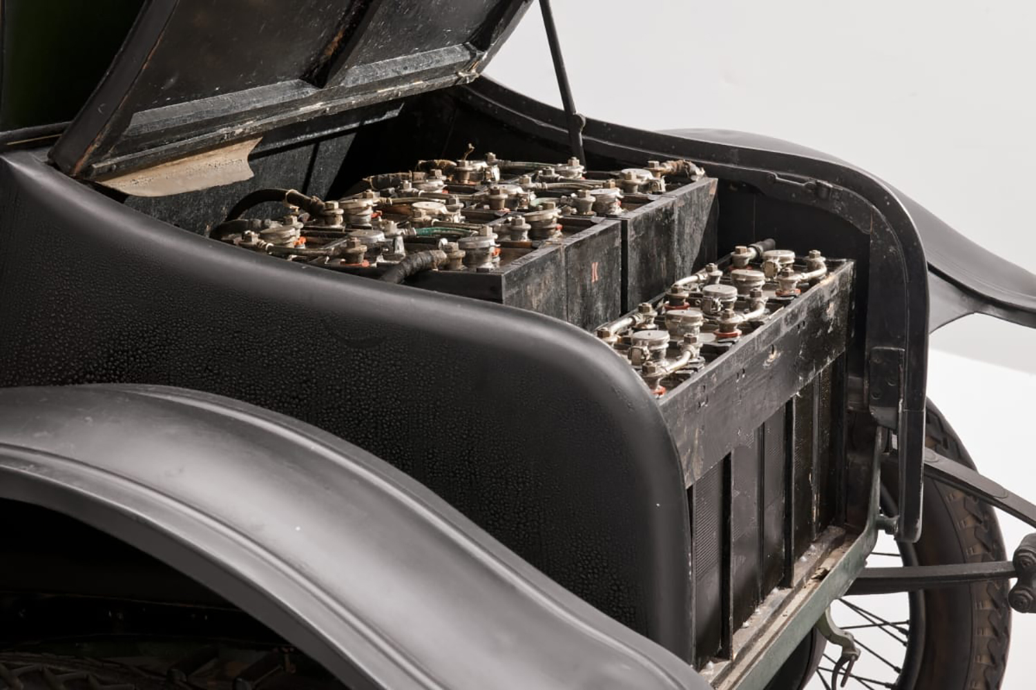 クララ・ブライアント・フォードの1914年型デトロイト・エレクトリック社のEVのバッテリー