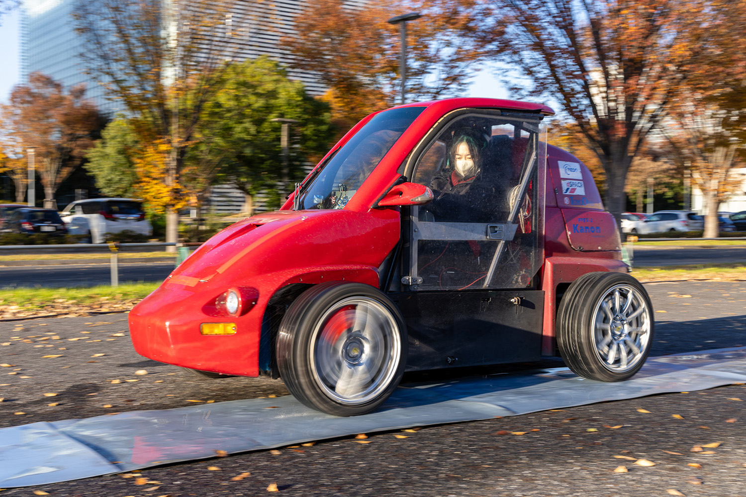 制御なしの状態。フロントタイヤが空転している（筆者撮影）