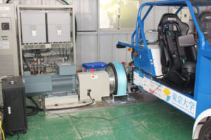 東京大学柏キャンパスに設置されている小野測器の1軸型台上試験装置（筆者撮影）