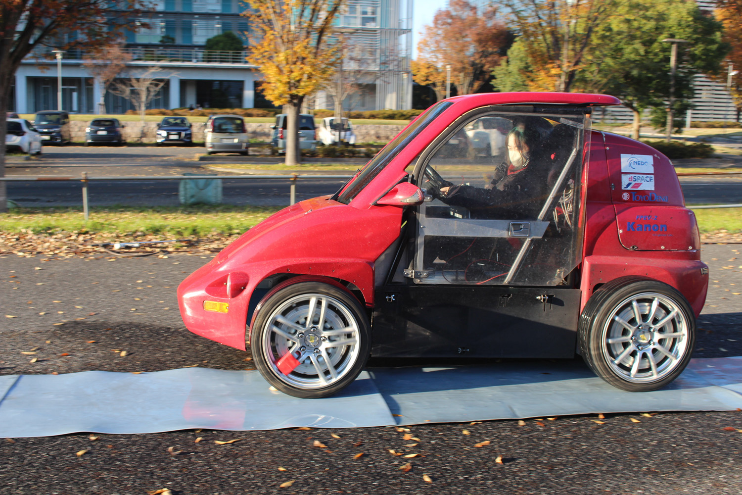 制御ありの場合、前後のタイヤが同じように回転している（筆者撮影）