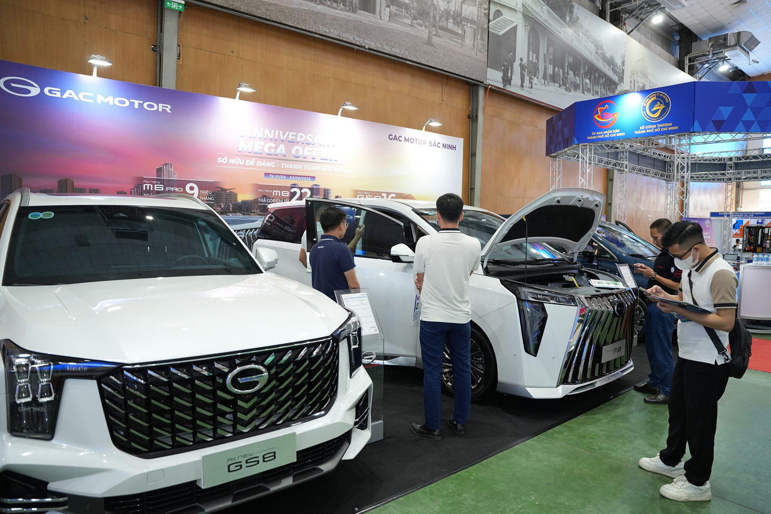 アジアのモーターショーで展示される中国製EV