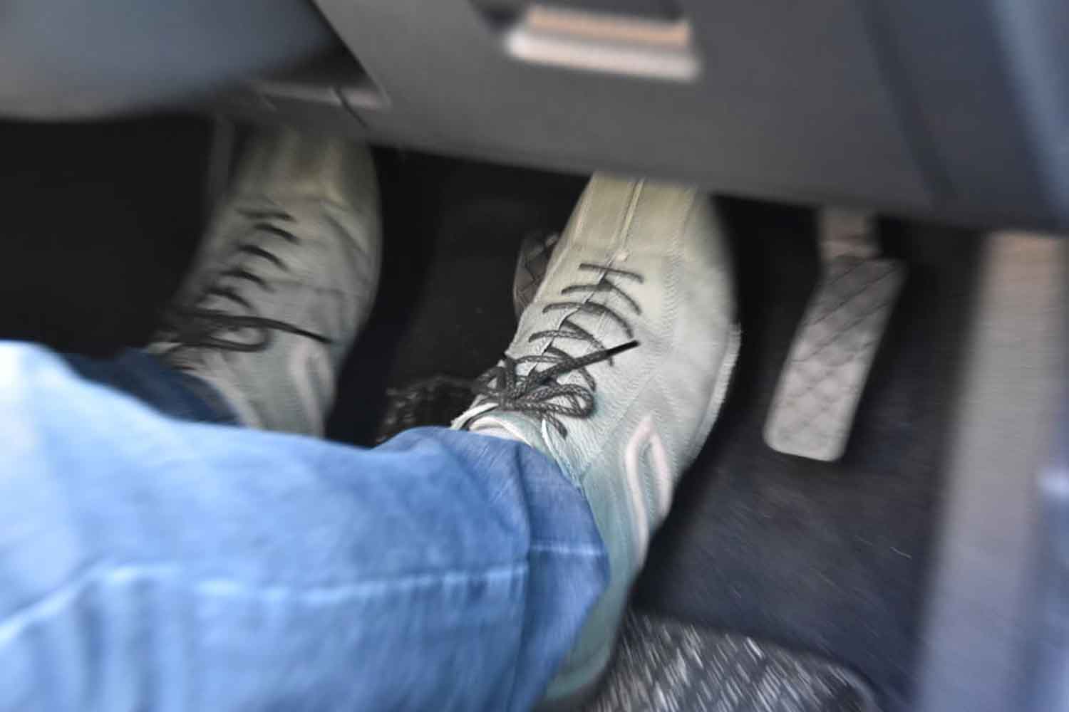 フットブレーキを踏み込んでいるイメージ