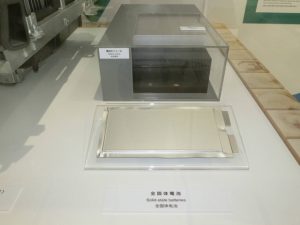 2017年時点に、トヨタ関連施設で展示されたいた当時の全固体電池。筆者撮影。