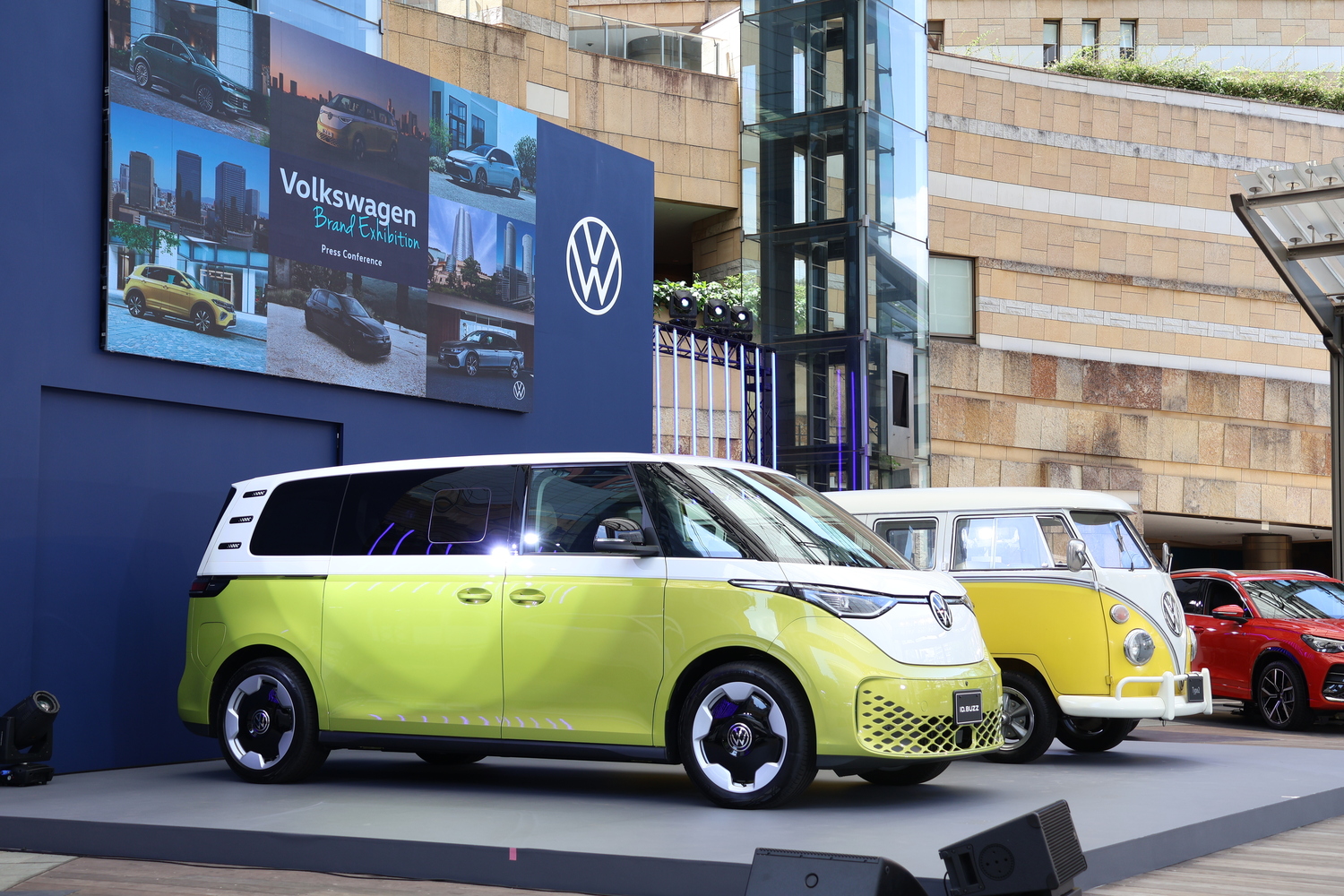 2025年6月20日に行われたフォルクスワーゲン ID.BUZZ ジャパンプレミアの模様 壇上にはワーゲンバスことType2の姿も