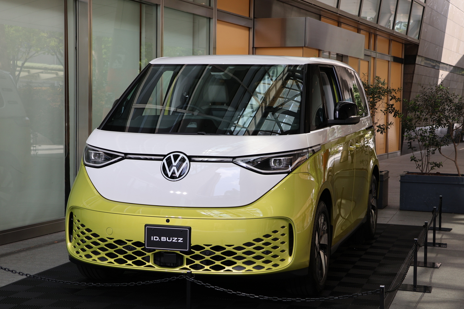 2025-2026 インポート・カー・オブ・ザ・イヤーに輝いたフォルクスワーゲンの電動フルサイズミニバン「ID.BUZZ」