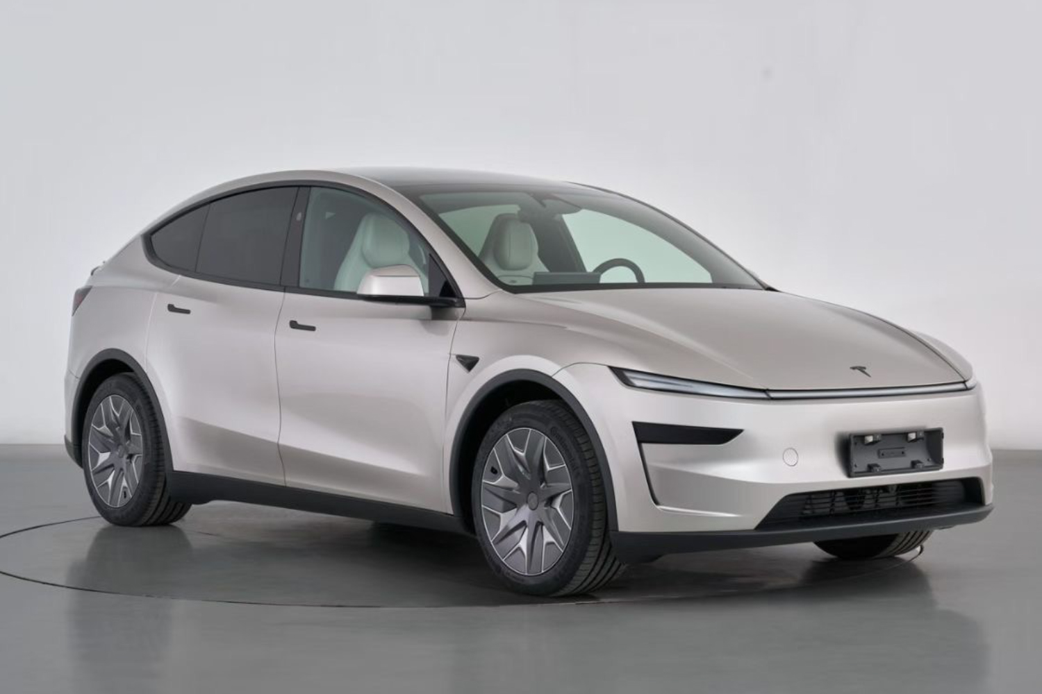突如発表された6人乗りのテスラ「モデルY L」！ めちゃくちゃ売れそう