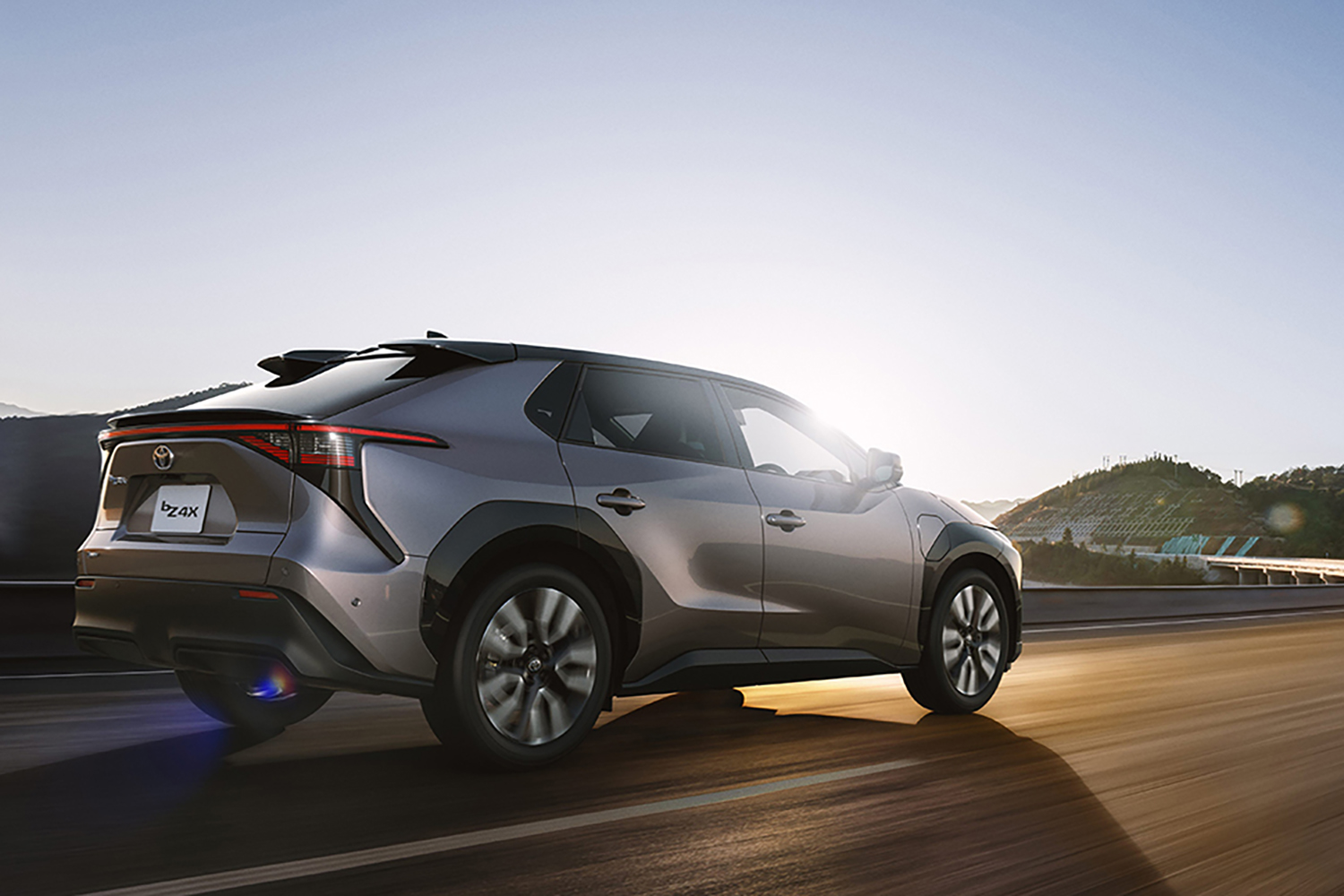 一部改良を受けたトヨタbZ4Xの走行シーン