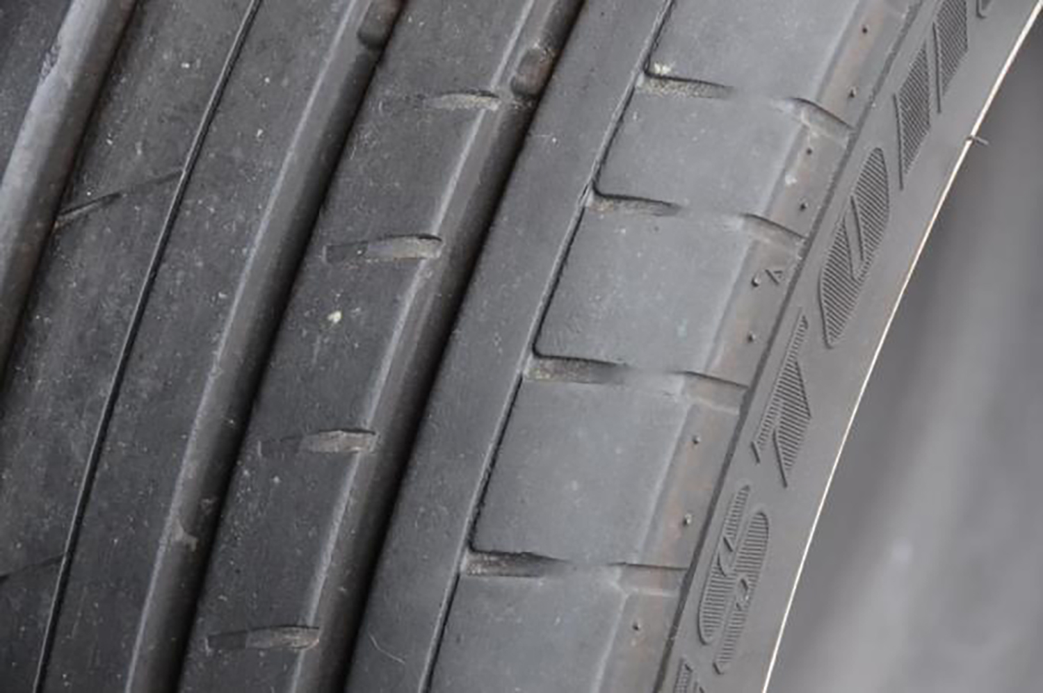 摩耗したタイヤのイメージ