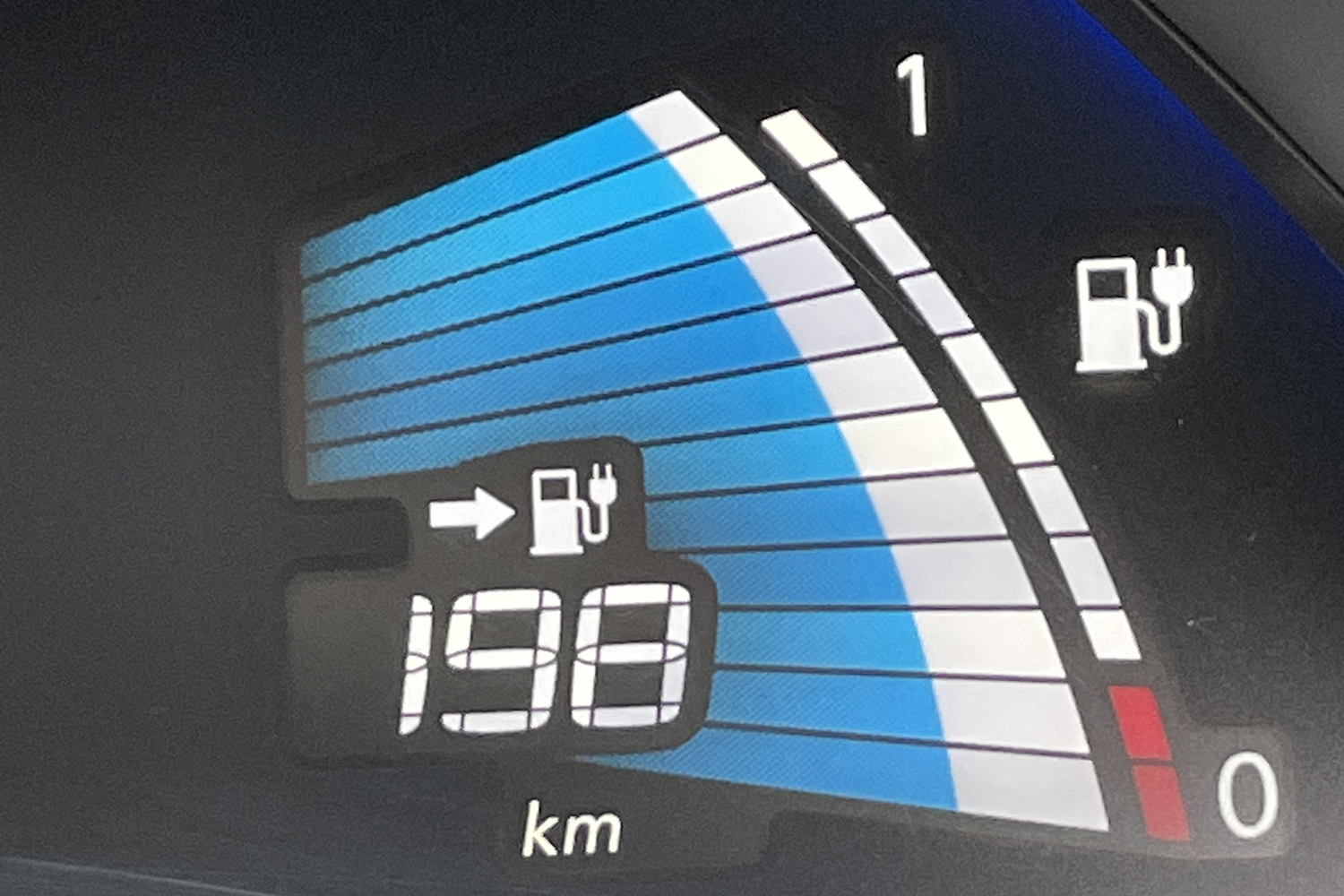 セグメント欠けを起こした初代日産リーフのメーター