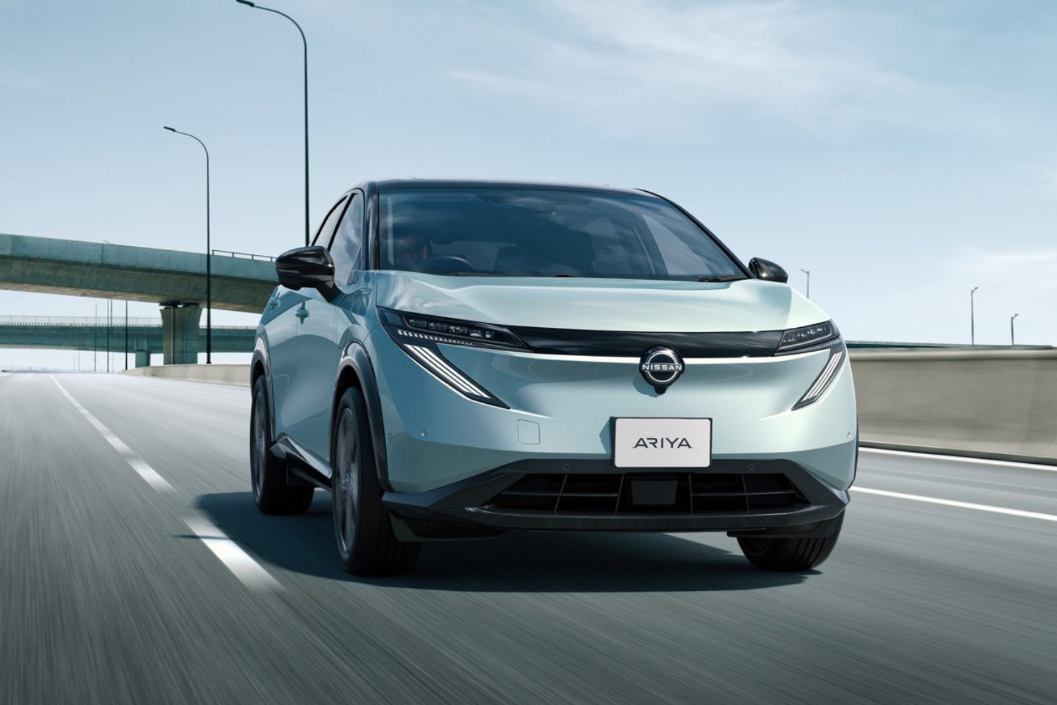 日産アリアの走行シーン