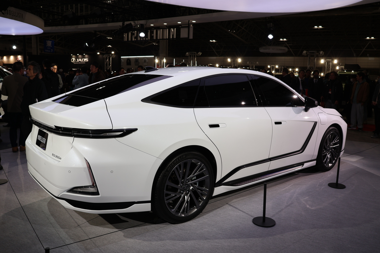 東京オートサロン2026で展示された「レクサスES・モデリスタ・プロトタイプ」