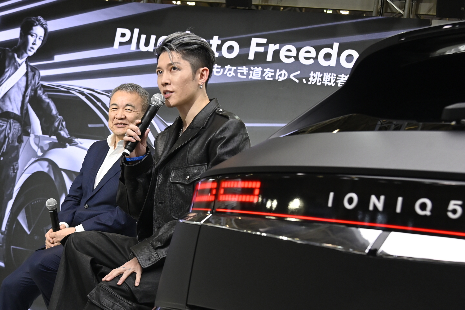 東京オートサロン2026でヒョンデのコンセプトカー「IONIQ 5 Plug into Freedom.」について語るギタリストのMIYAVI氏