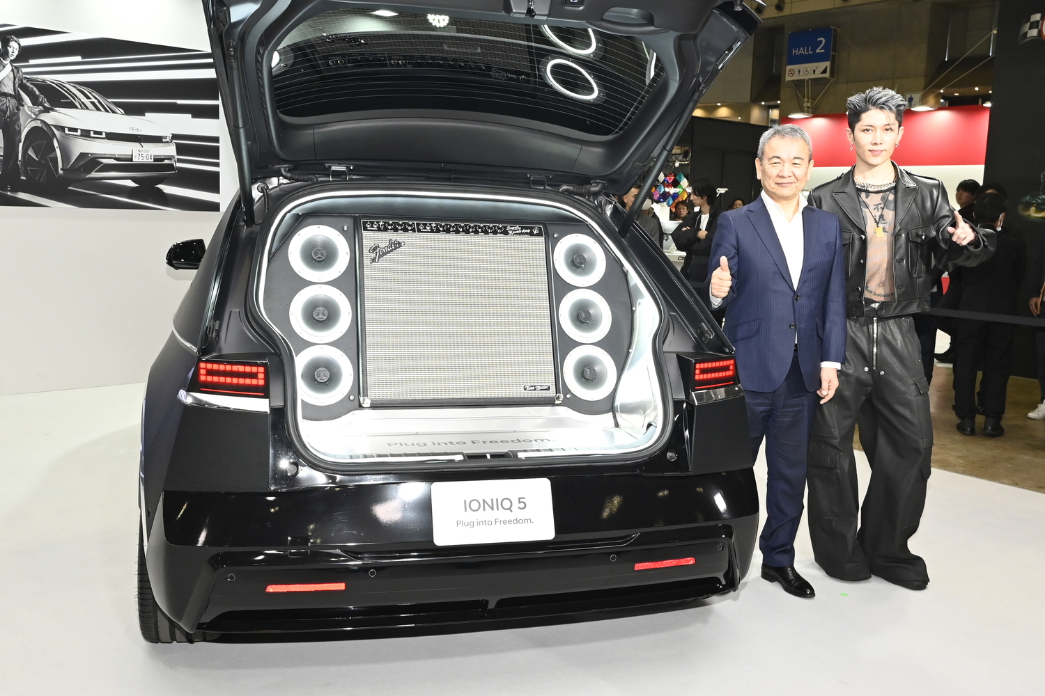 東京オートサロン2026でヒョンデのコンセプトカー「IONIQ 5 Plug into Freedom.」とともにフォトセッションに応じるHyundai Mobility Japanの七五三木代表取締役（左）と、ギタリストのMIYAVI（右）