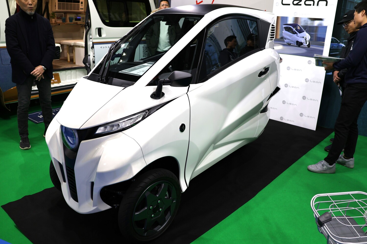 東京オートサロン2026で市販モデルが公開されたリーンモビリティのLean3