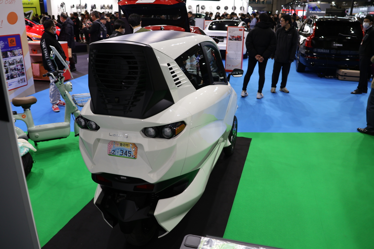 リーンモビリティLean3の市販モデルには、リヤ側面にエアコンのコンデンサー冷却用エアインレットが備わる