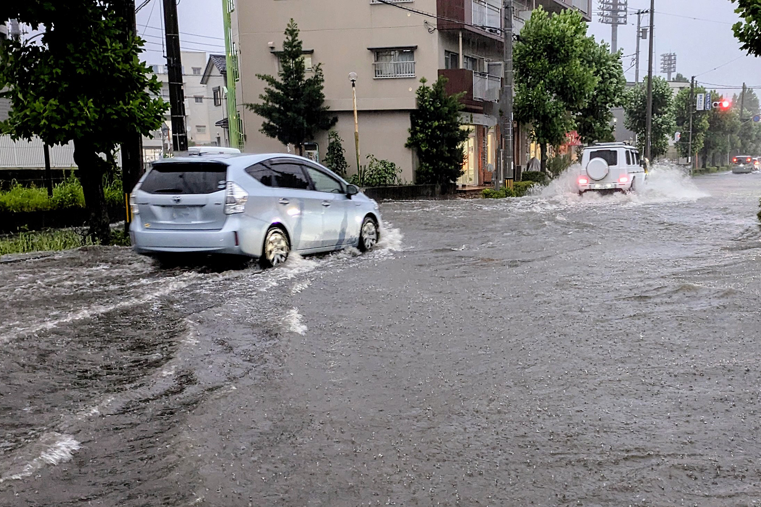冠水した道路を走るクルマ
