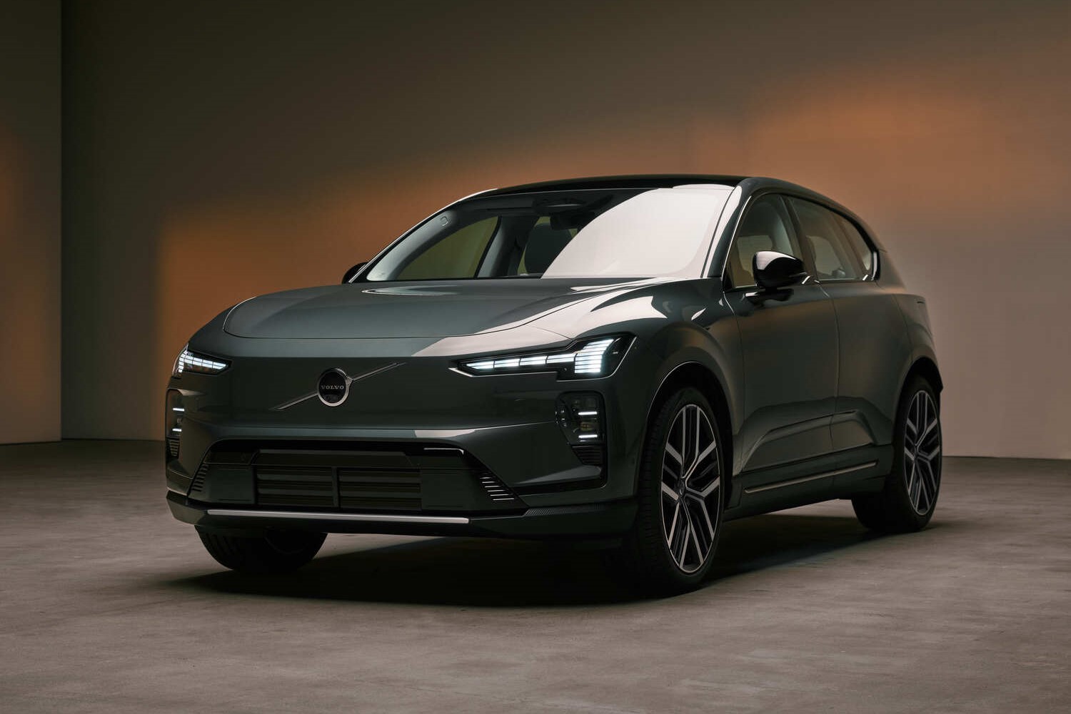 航続・充電・プレミアム性「三方良し」のボルボEX60が本国デビュー 一