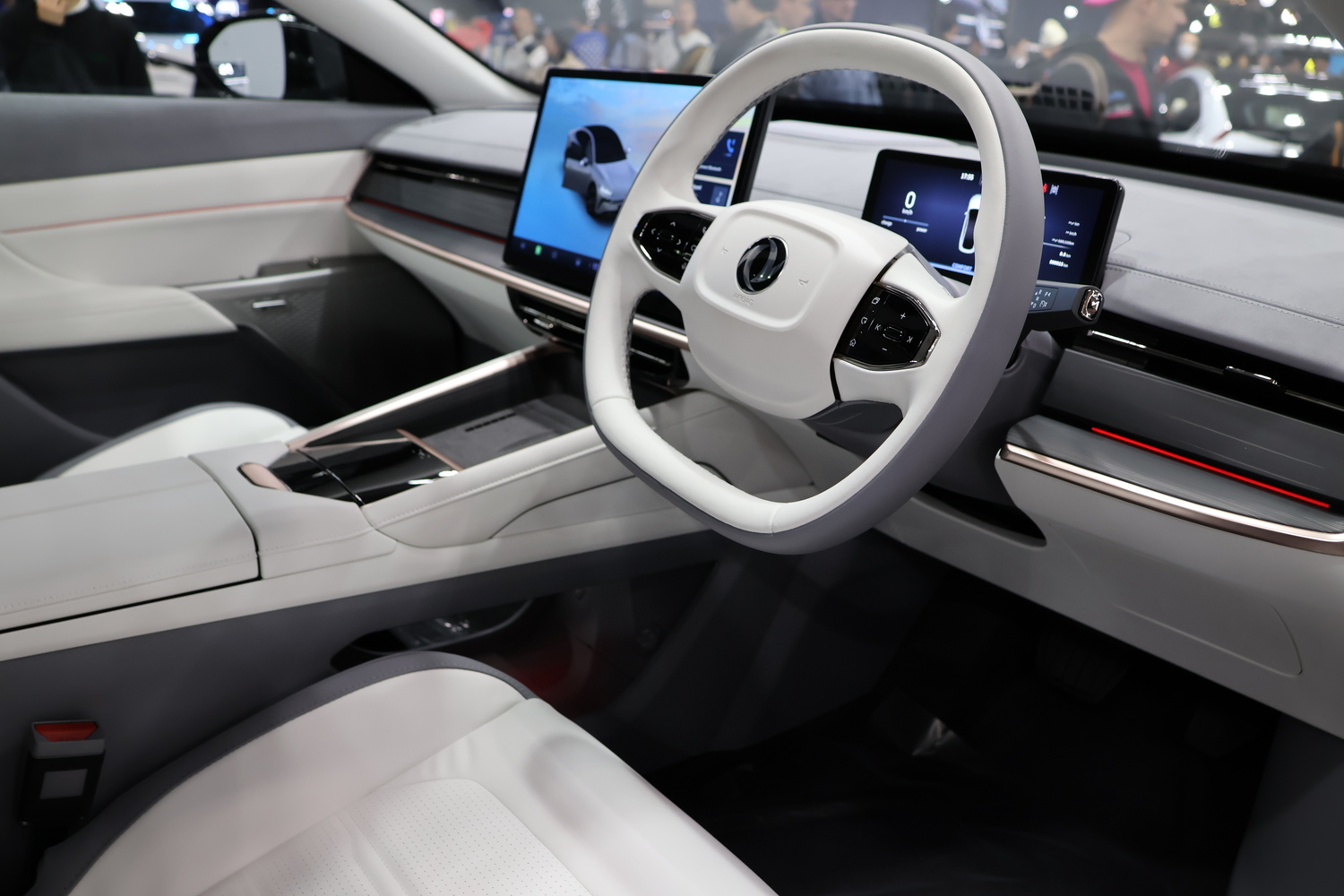 モンスタースポーツ007の運転席周り