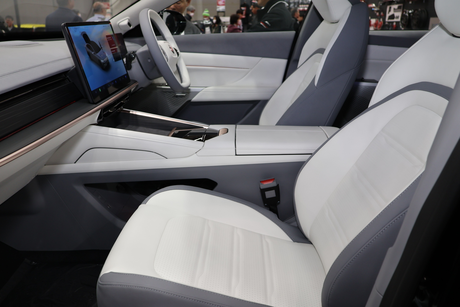 モンスタースポーツ007の助手席周り