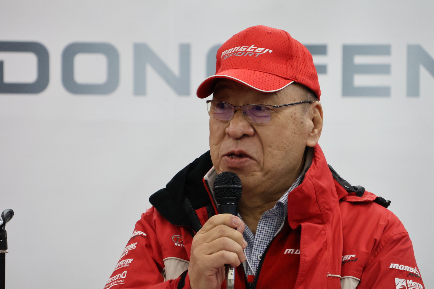 モンスタースポーツ007について説明を行うモンスター田嶋ことタジマホールディングス代表取締役会長の田島伸博氏