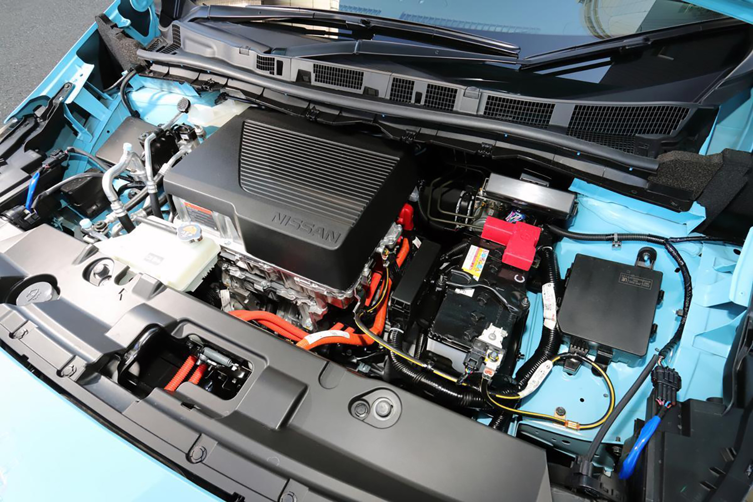 日産ルームのボンネット内部