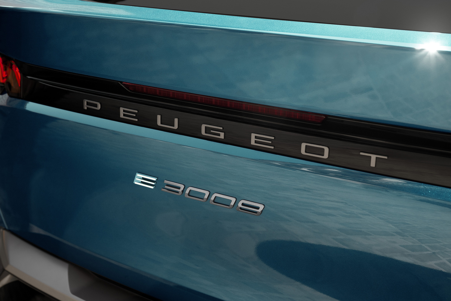 プジョーE-3008 の専用リヤエンブレム