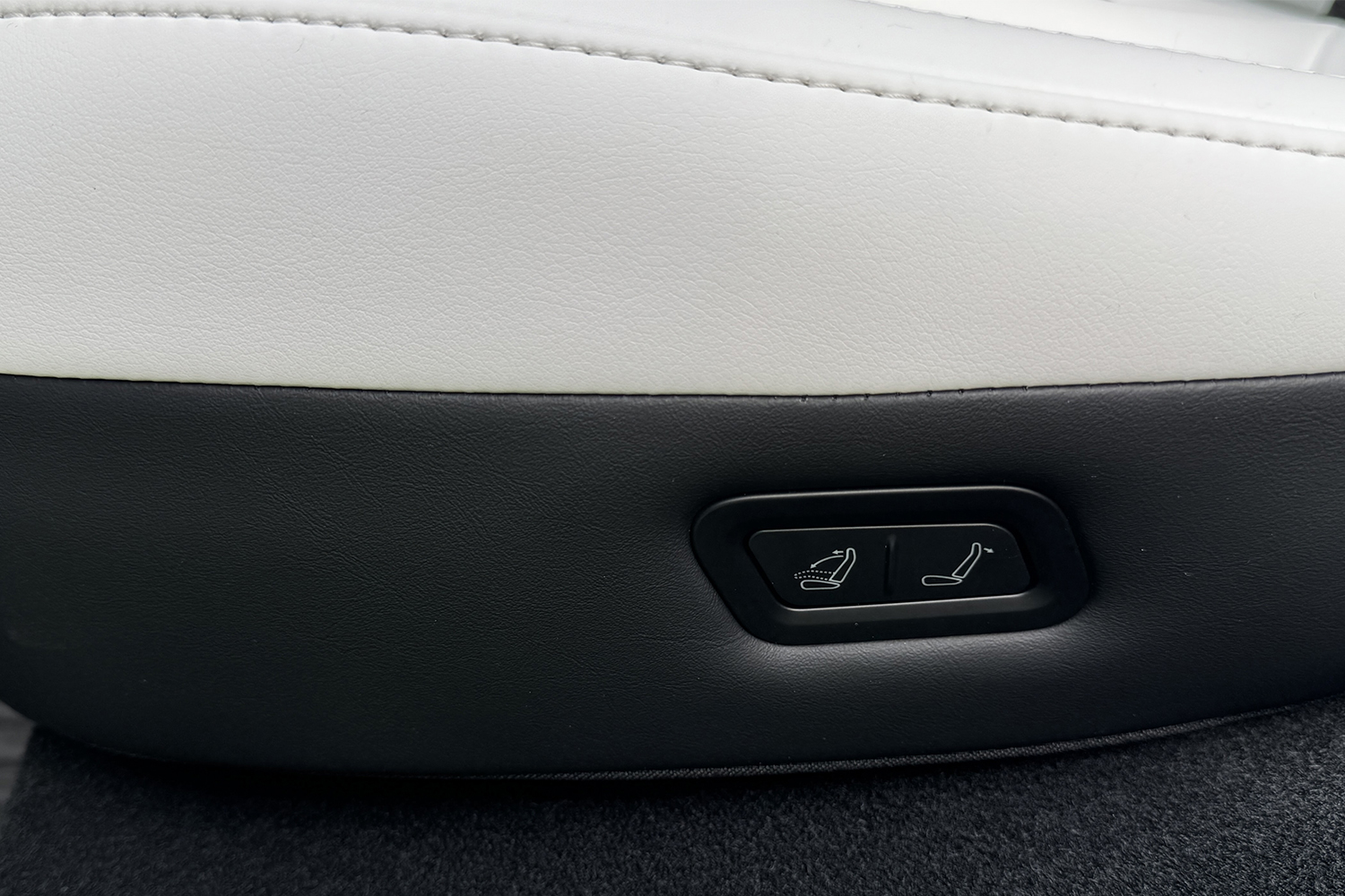 テスラ・モデルYのリヤシート調整ボタン