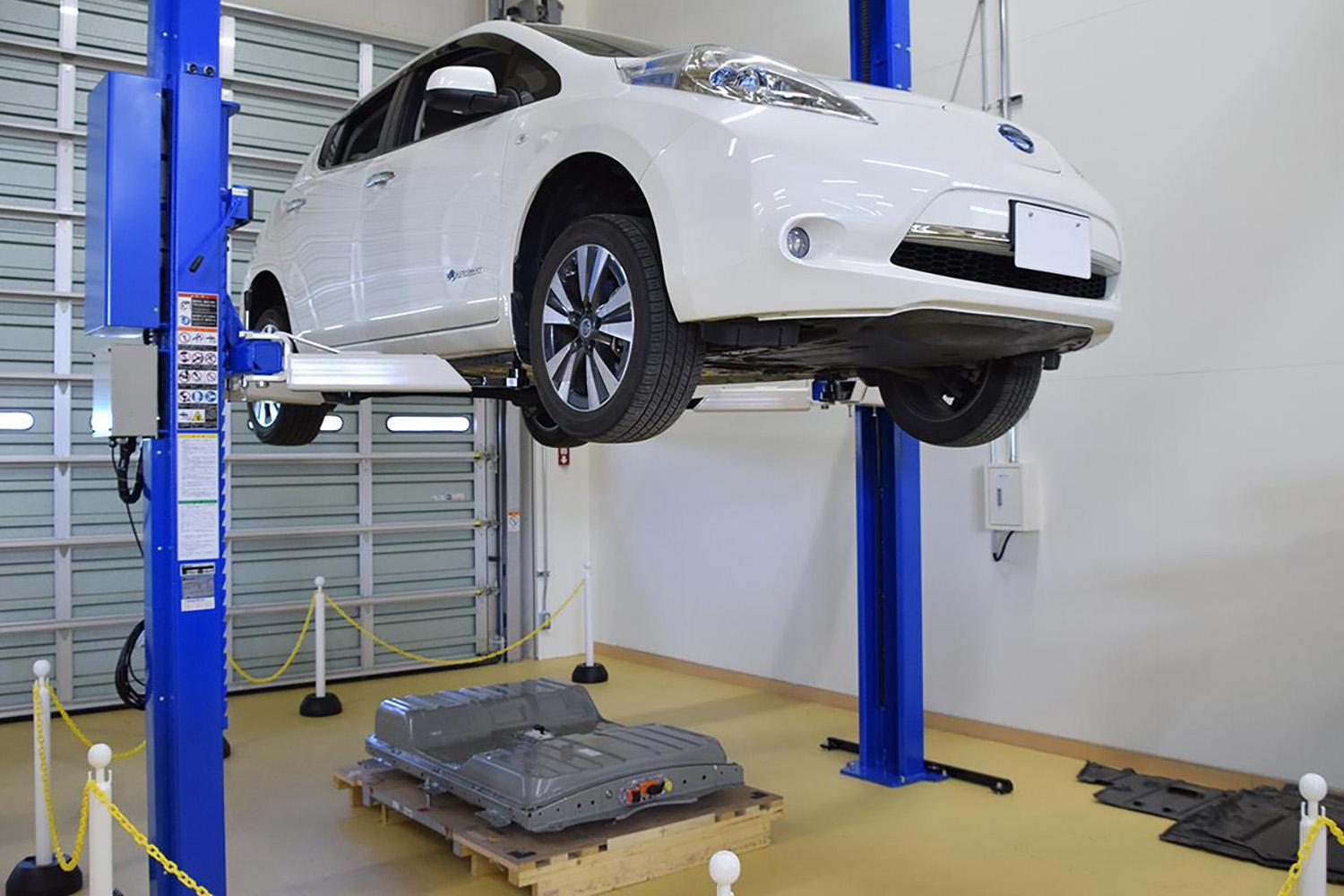 日産リーフからバッテリーを下ろすイメージ