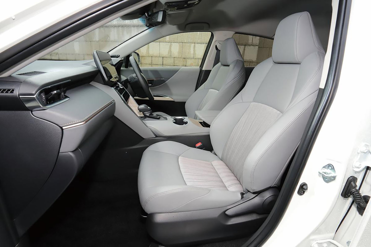 トヨタ・ハリアーの車内