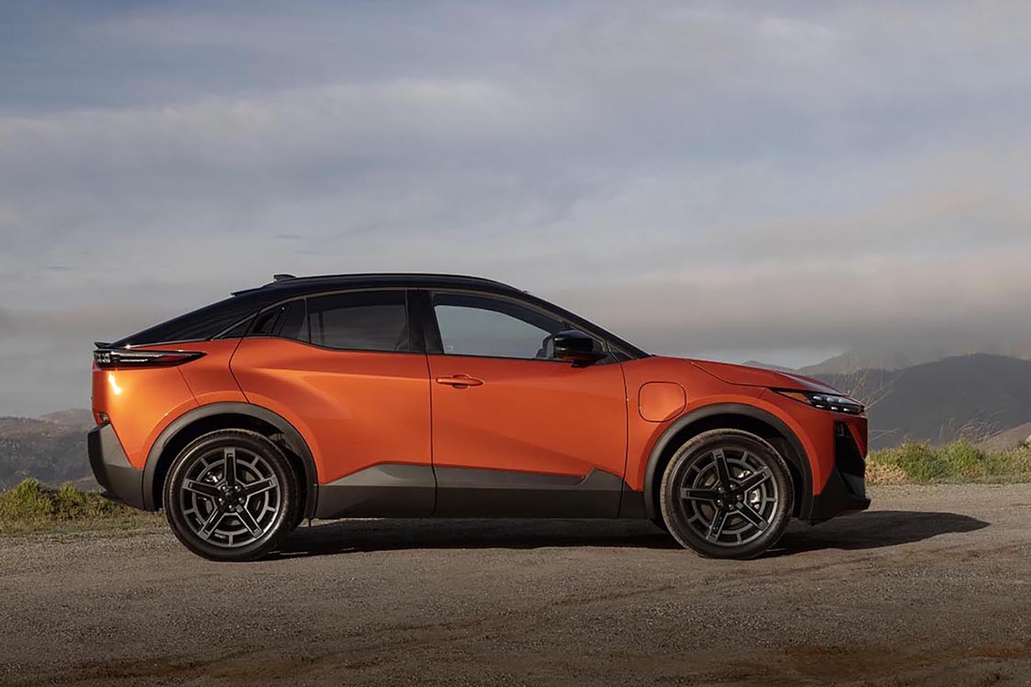 スバル・アンチャーテッドのサイドビュー