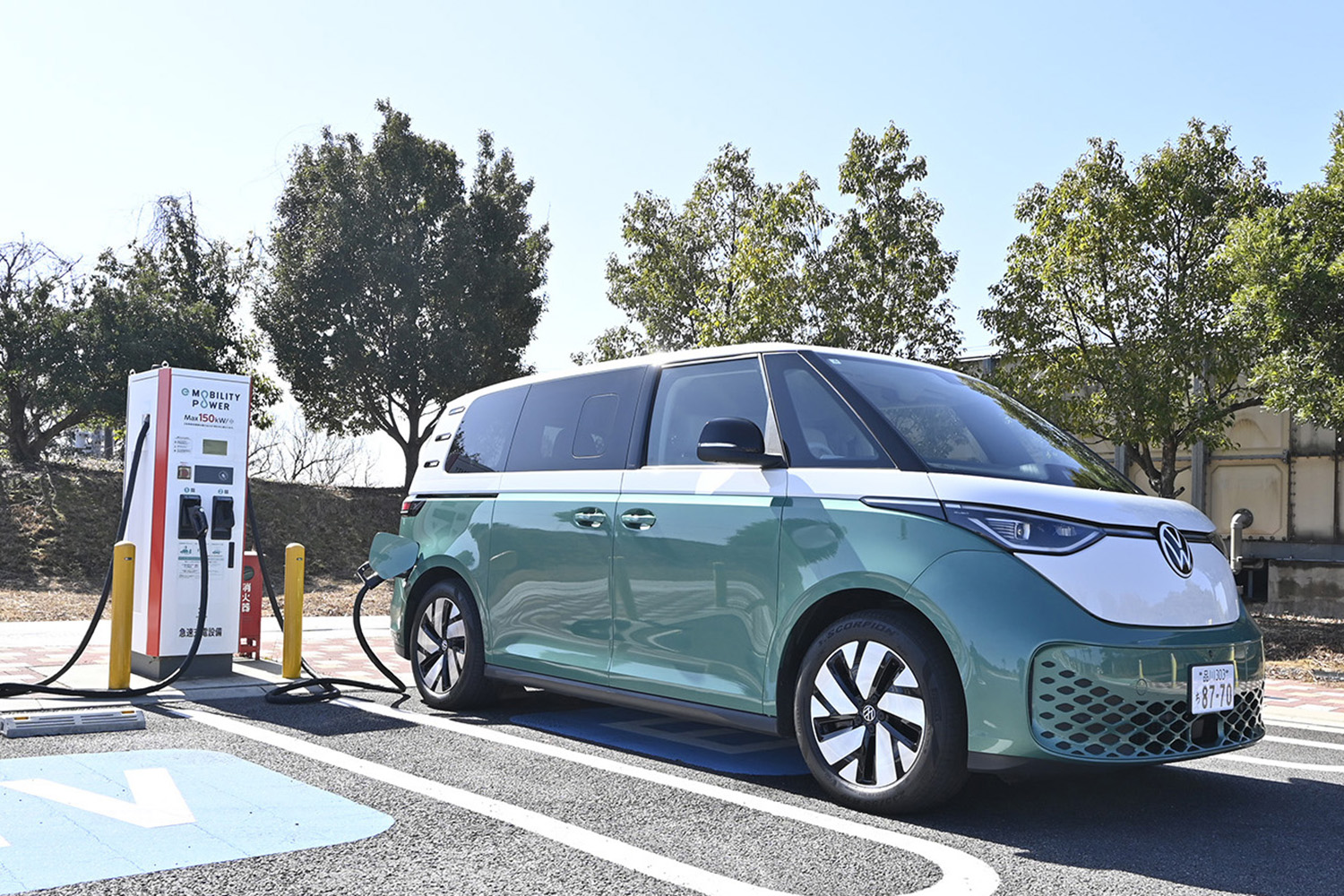 急速充電するフォルクスワーゲンID.BUZZ