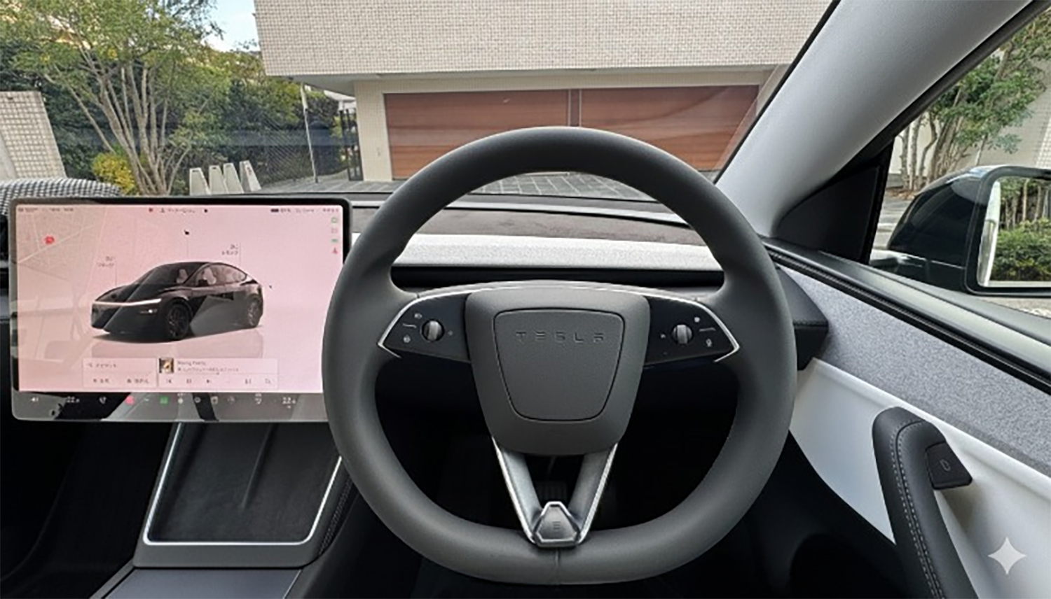 テスラ・モデルYの丸いステアリング