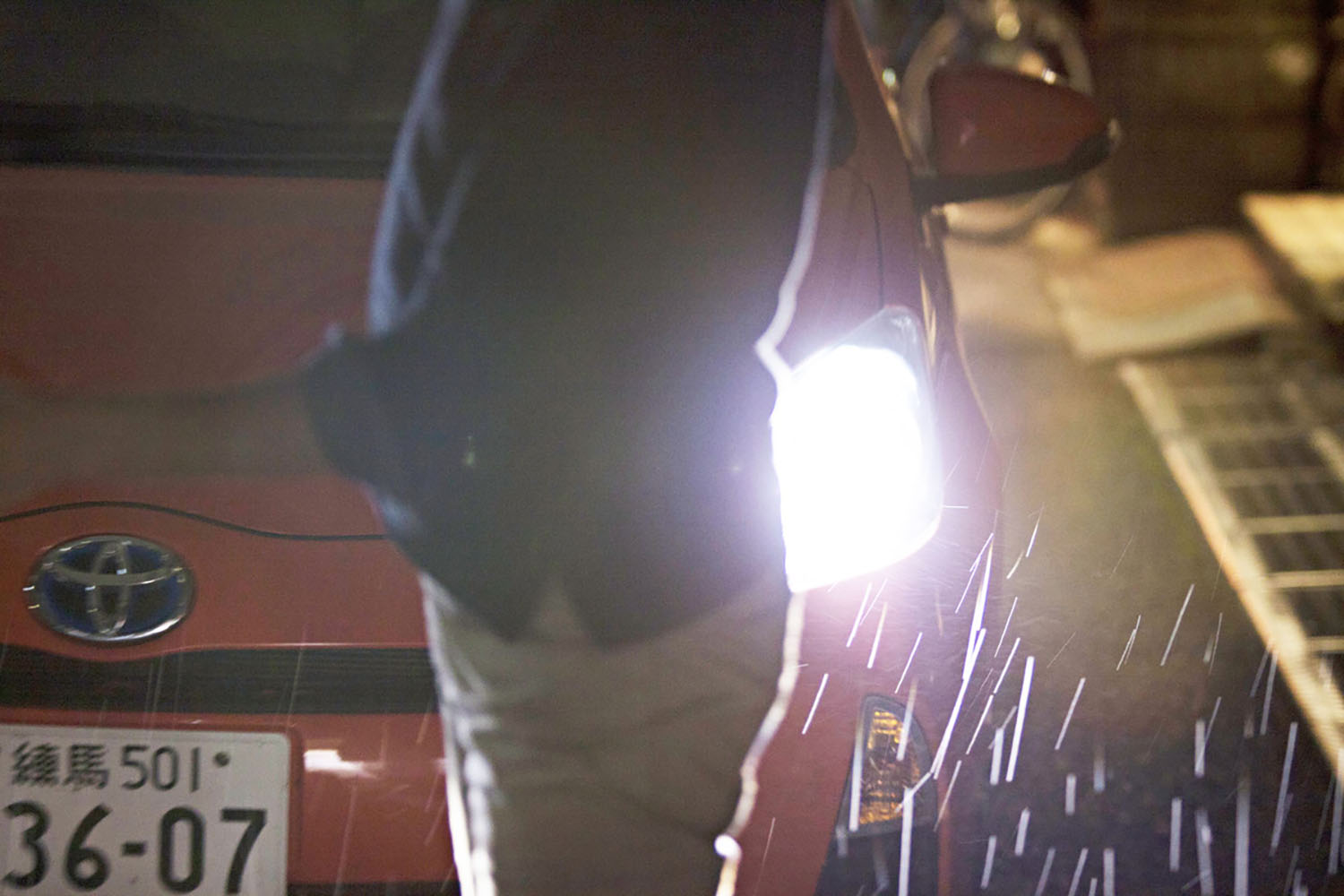 歩行者に接近するクルマ