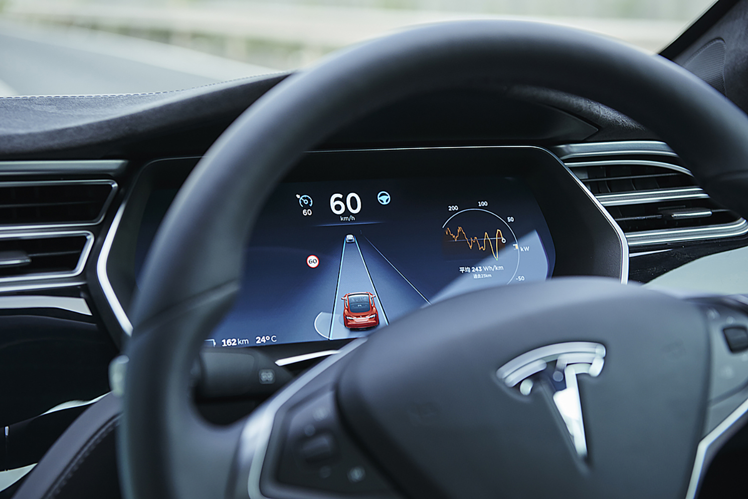 テスラ・モデルSのメーターまわり