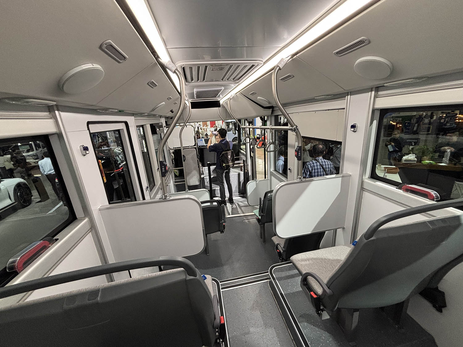 鴻海のEVバス「モデルU」の車内