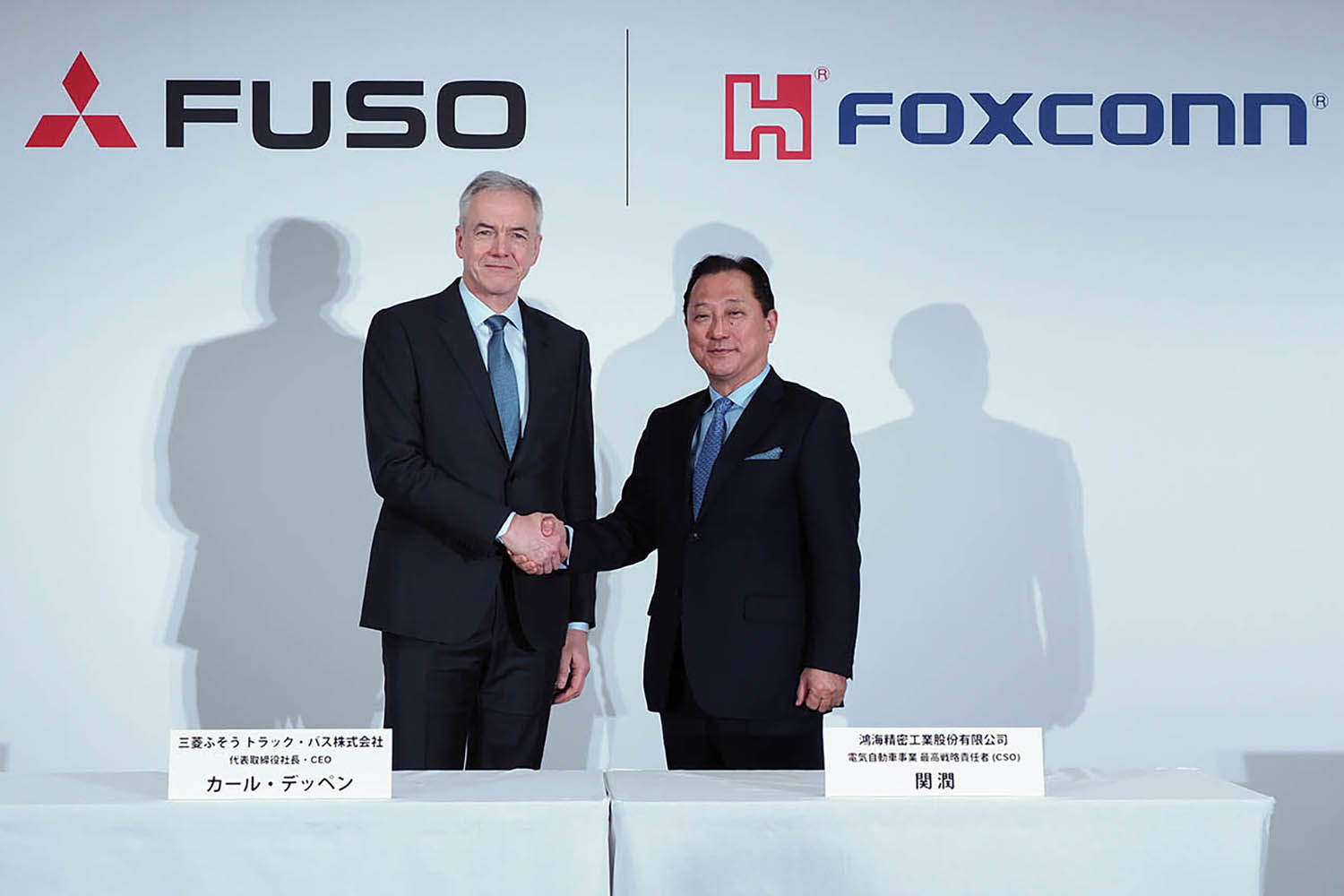 提携を発表した三菱ふそうと鴻海