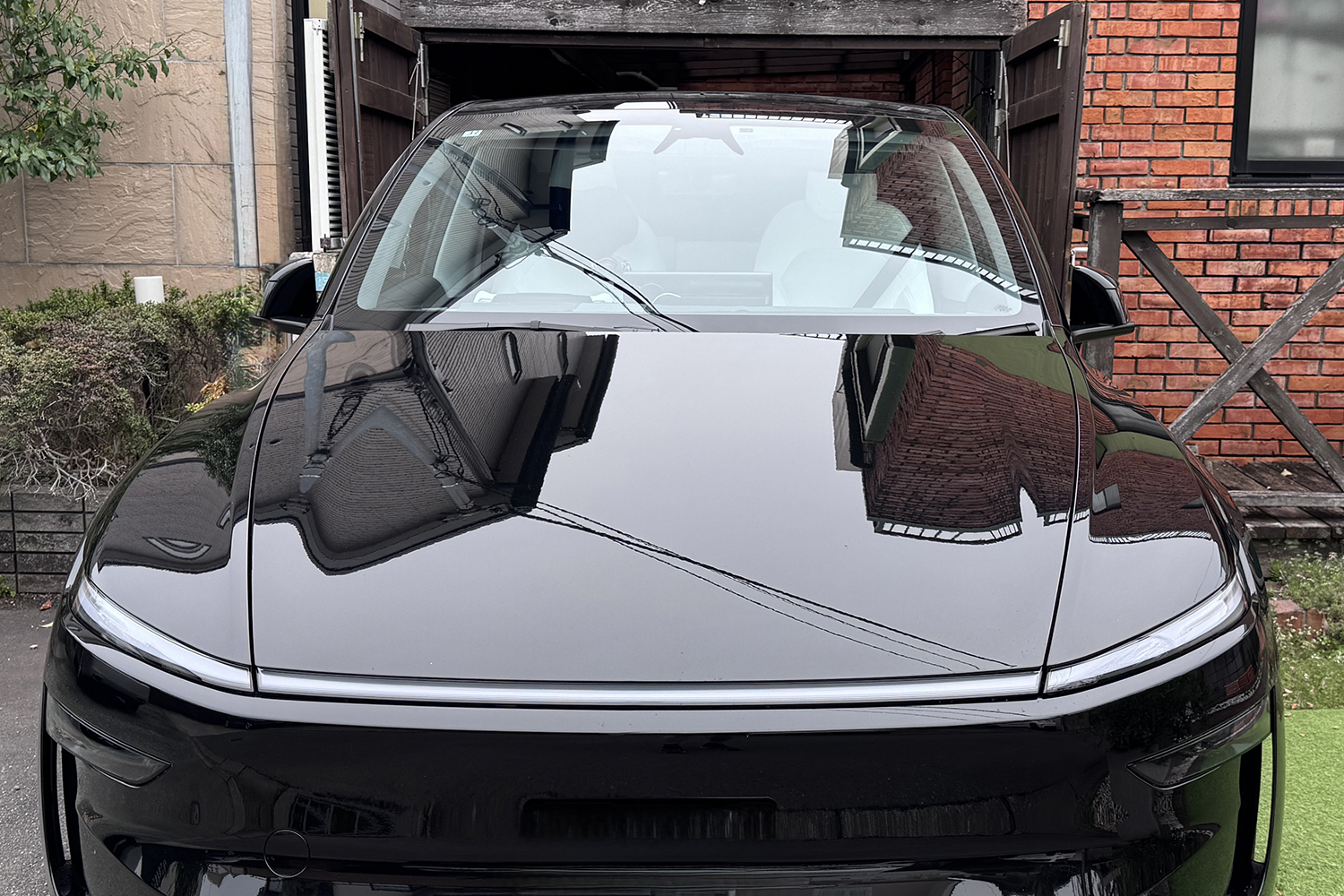 筆者のテスラ・モデルYと筆者宅のガレージ