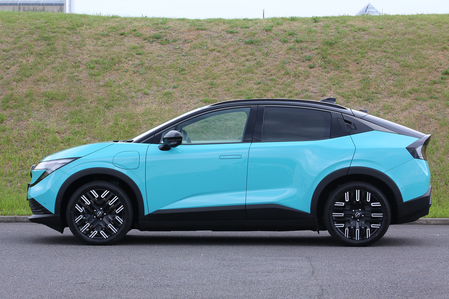 日産リーフのサイドビュー