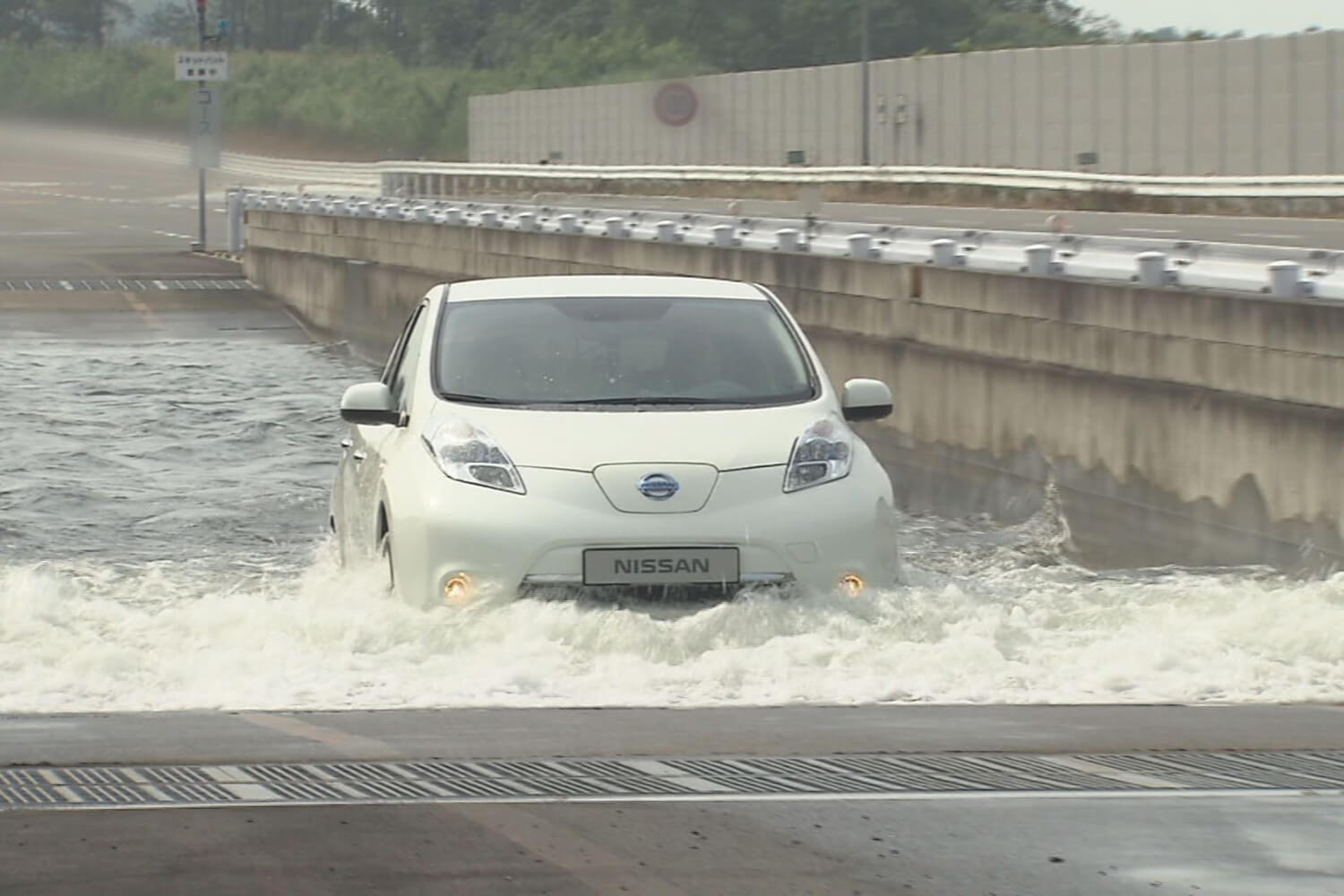 日産リーフの実験風景