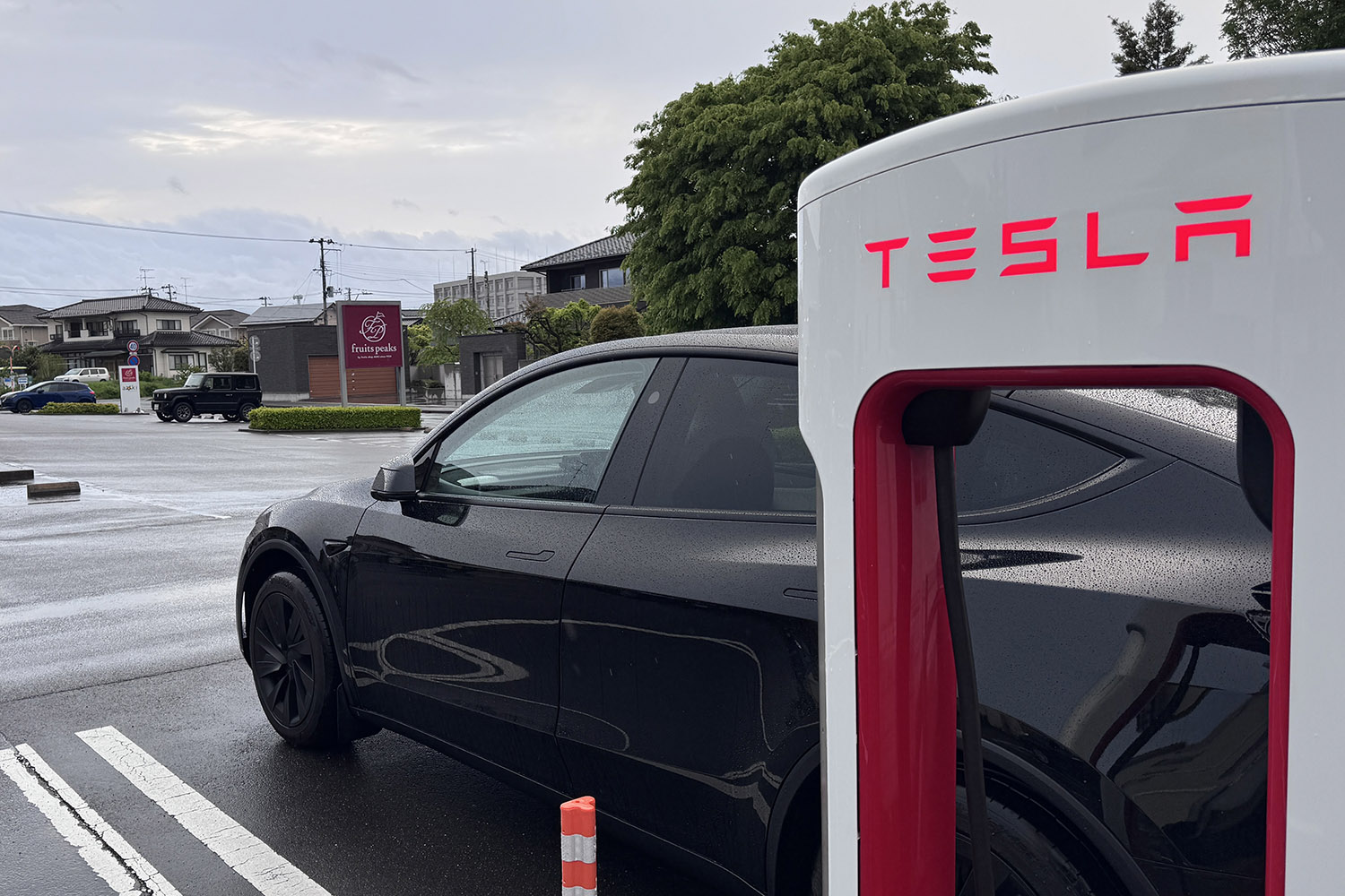 スーパーチャージャーで経路充電するテスラ・モデルY