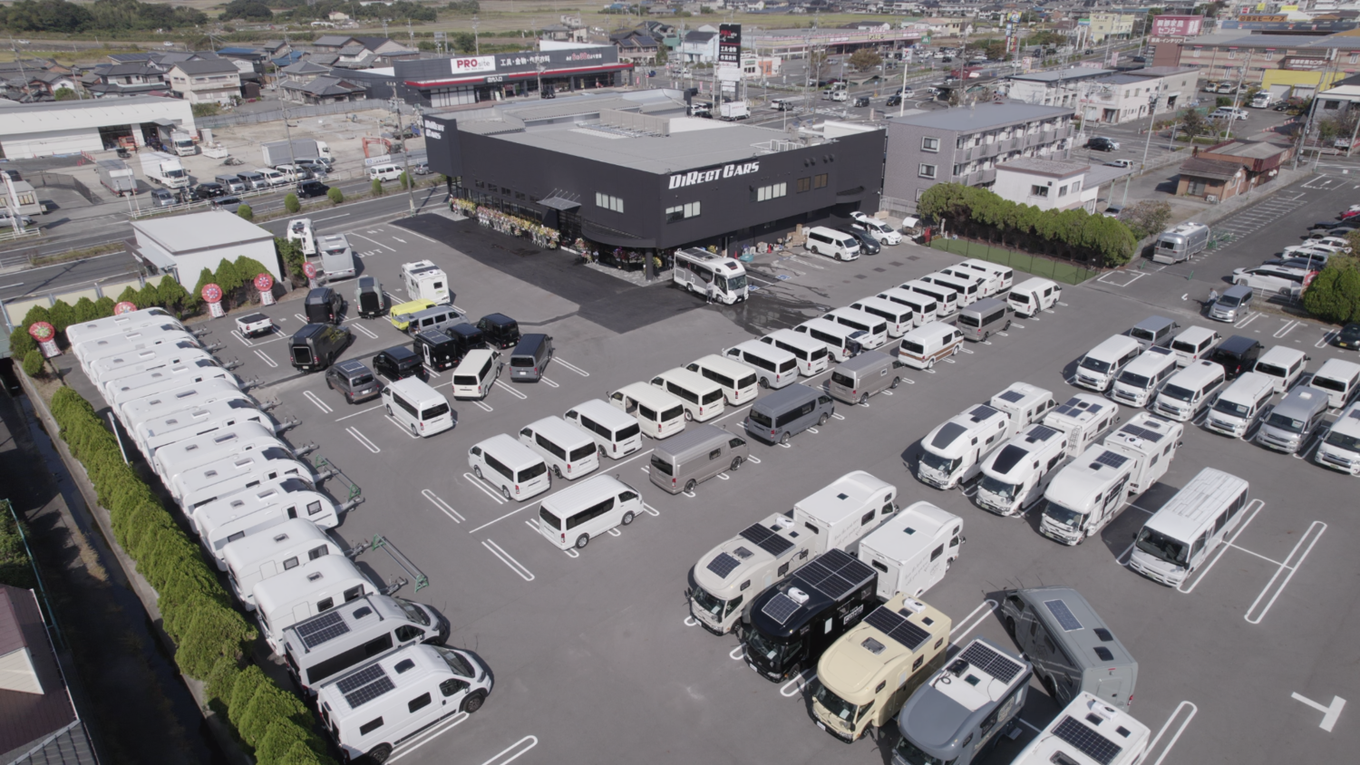 ダイレクトカーズの店舗および車両置き場　キャンピングカーが所狭しと並ぶ