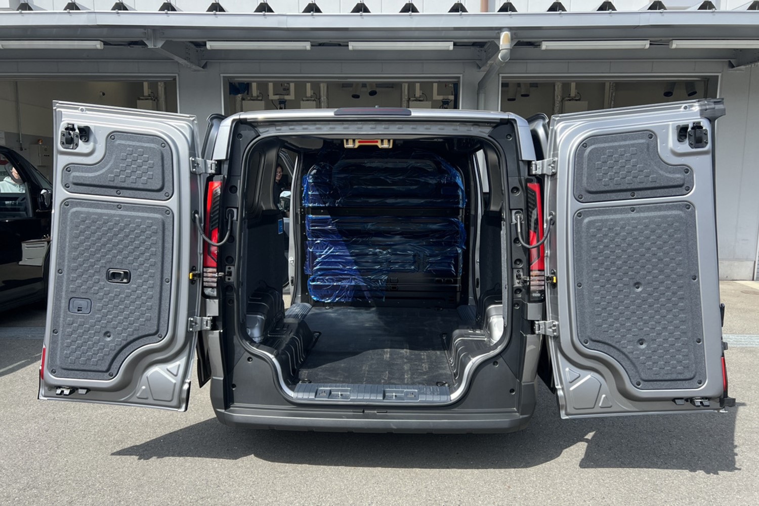 Kia PBV PV5のカーゴ仕様　低床設計で荷室にアクセスしやすい