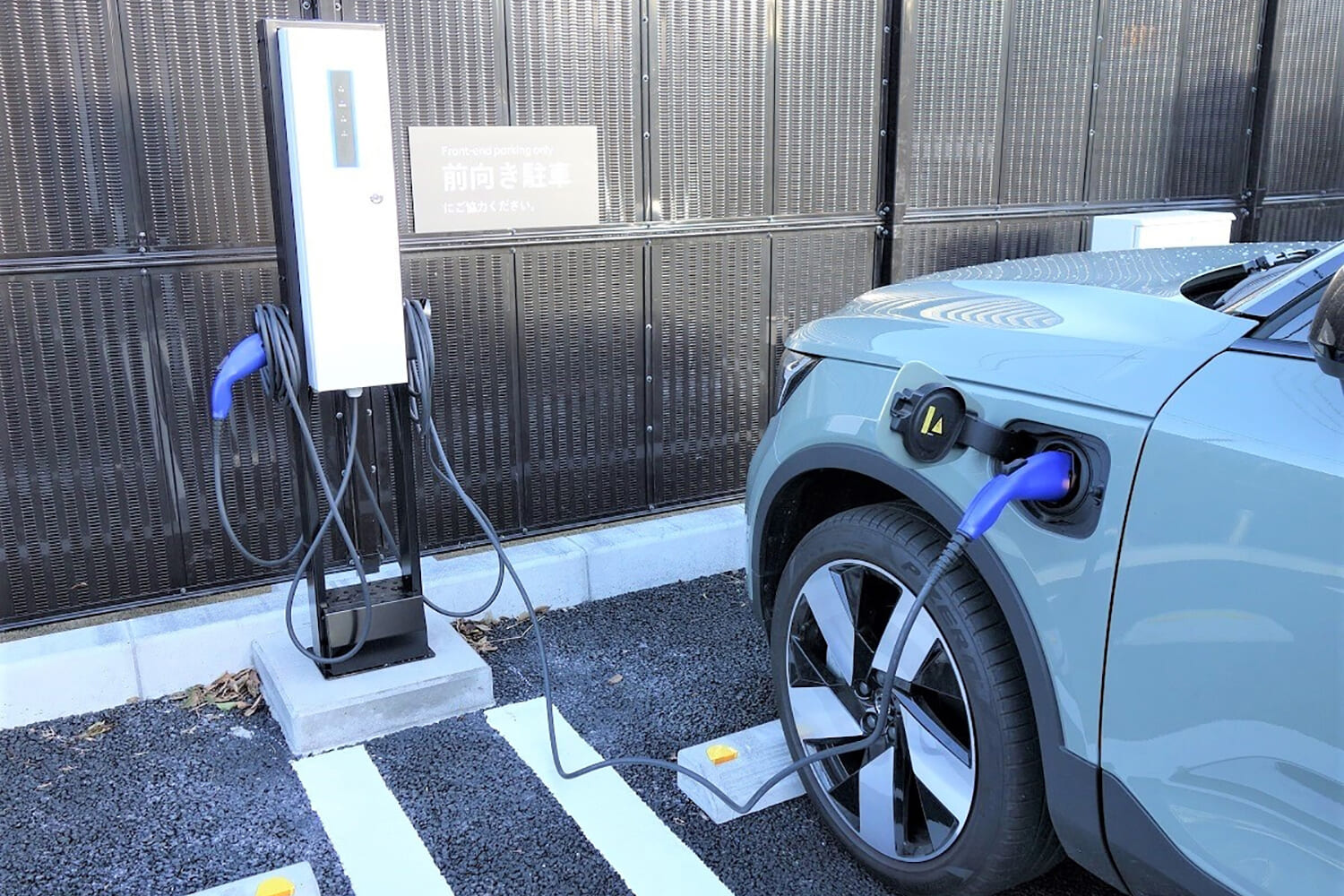 駐車場に設置された普通充電器