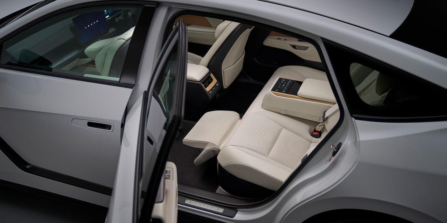 8代目レクサスES「ES350e」に設定された「Rr Comfort package」の装着イメージ