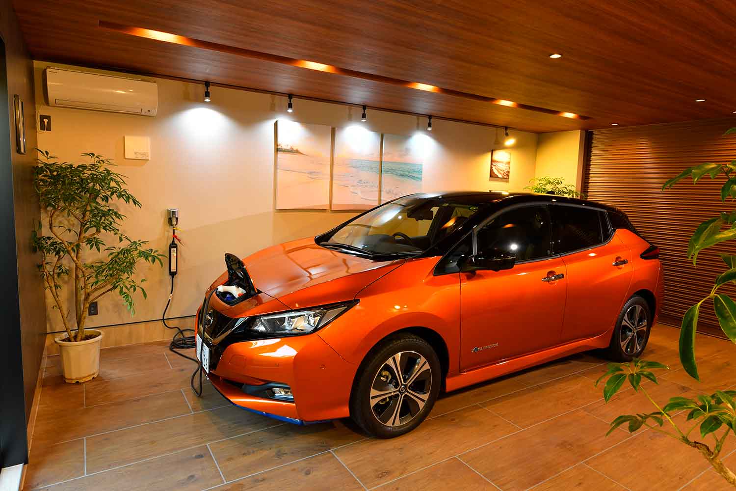 自宅充電する日産リーフのイメージ