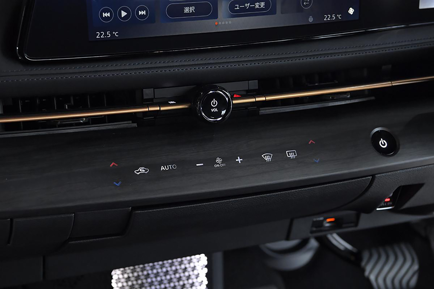 日産アリアのエアコンパネル