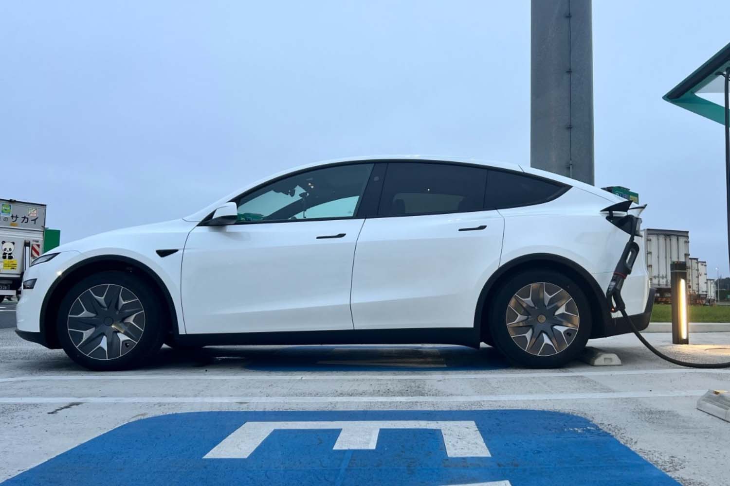 ひと月で約4000台を販売したテスラが日産・トヨタ超え- THE EV TIMES