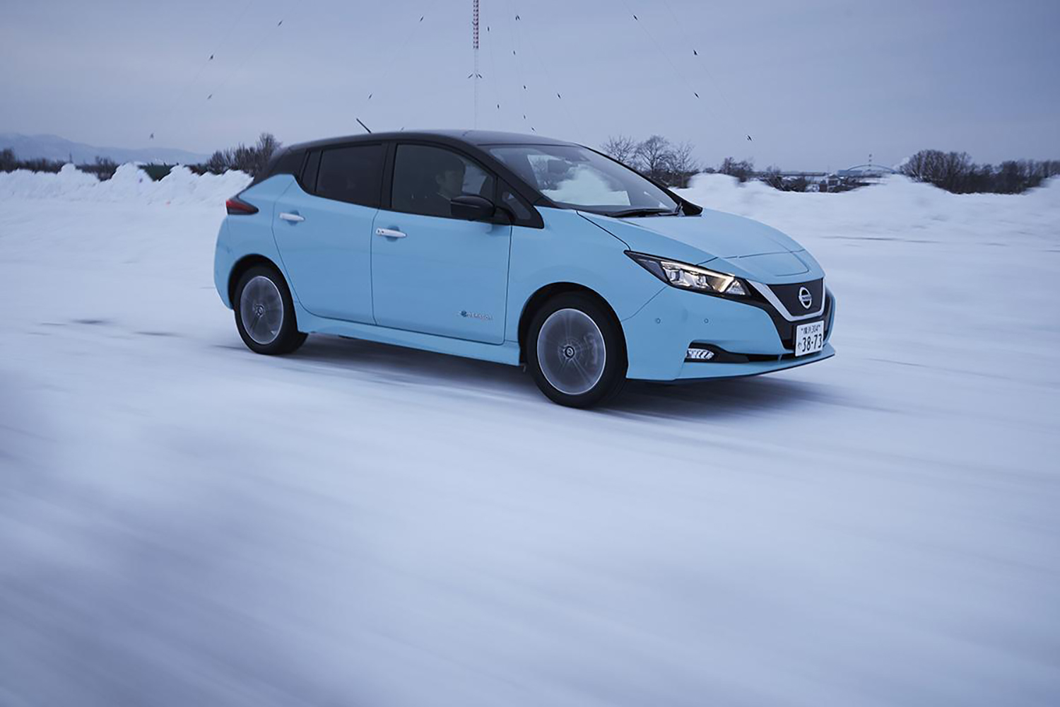雪道を走行するEV