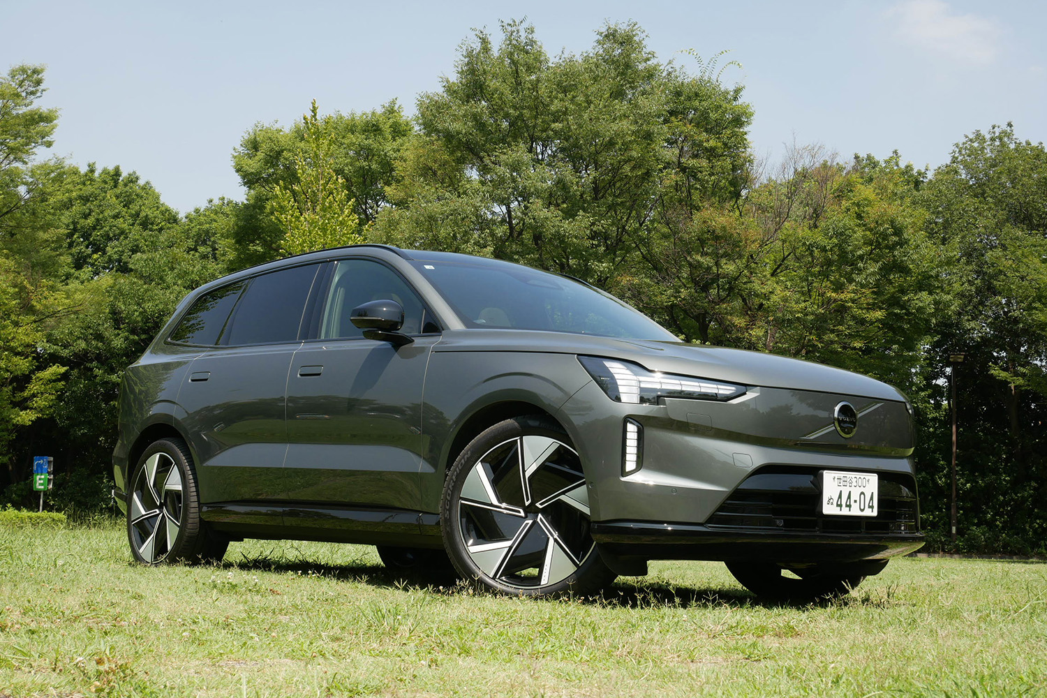 試乗】ボルボEX90 安全思想が生んだ新世代プレミアムEVの実力 - THE EV